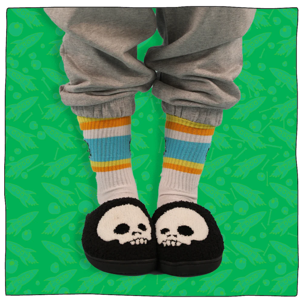 Fluffy skull slippers in black/white
