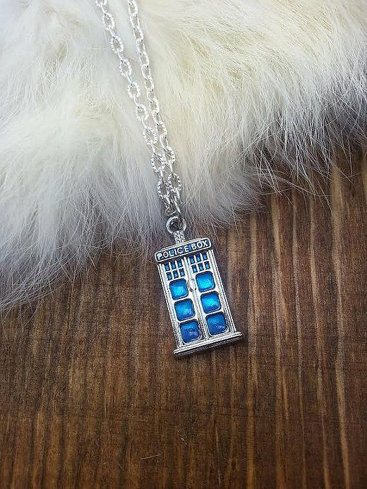 f0852f_2403a5e9980d4d5a8ac0b92fb1af1e3b~mv2.jpg Police box Charms