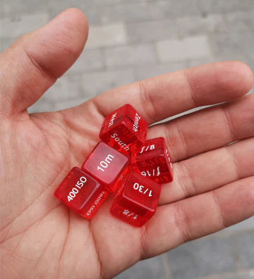 5 red dice with things like focal lenght and distance